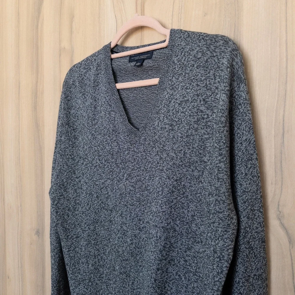 Banana Republic Mens Silk Cashmere Sweater L Gray V-Neck Pullover Quiet Luxury